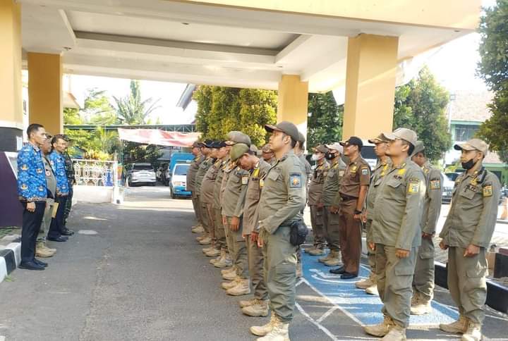 Satpol PP Jakut Berikan Surat Edaran Kepada Pemilik Kafe Yang Berdiri