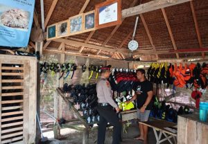 Satuan Pengamanan Objek Vital Kepulauan Seribu Terus Ajak Wisatawan Bersenang-Senang dengan Aman di Laut