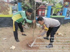 Bhabinkamtibmas Pulau Untung Jawa, Aipda Masito Giat Tanam Pohon untuk Bersihkan Udara dan Hijaukan Lingkungan