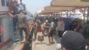 Anggota Polsek Kepulauan Seribu, Polres Kepulauan Seribu Pastikan Keamanan dan Pelayanan Humanis di Dermaga Utama Pulau Harapan