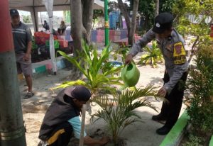 Polsek Kepulauan Seribu Utara dan Warga Bersatu Tanam Pohon demi Bersihkan Udara