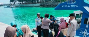 Polwan Bripka Indri Pratiwi dan Tim PolSubsektor Pulau Tidung Memastikan Pelayanan Humanis dan Keamanan Selama Kedatangan Kapal di Pulau Tidung