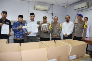 Kapolres Kepulauan Seribu Pantau Pengamanan Logistik Pemilu Tahap l di KPU Kepulauan Seribu