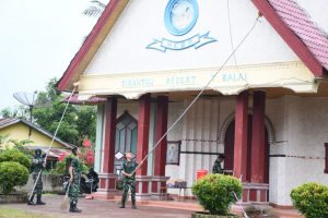 TNI AL Lanal TBA Laksanakan Bakti Sosial Bersih-Bersih di Gereja HKBP Kota Tanjungbalai