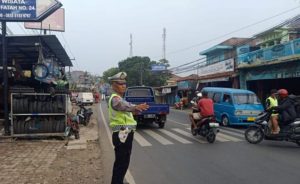 Anggota Polsek Ciampea Polres Bogor Laksanakan Kegiatan Pengaturan Lalu Lintas