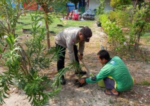 Polsek Kepulauan Seribu Utara Kolaborasi Warga Tanam Pohon untuk Kurangi Polusi Udara