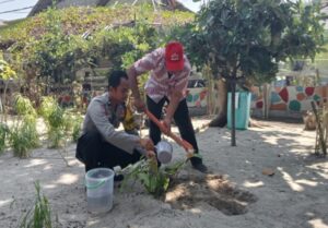 Polsek Kepulauan Seribu Utara dan Warga Tanam Pohon untuk Bersihkan Udara Pulau-Pulau