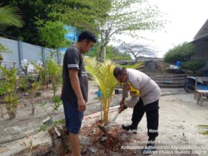 Polsek Kepulauan Seribu Utara, Polres Kepulauan Seribu, dan Warga Tanam Puluhan Pohon untuk Mengurangi Polusi Udara