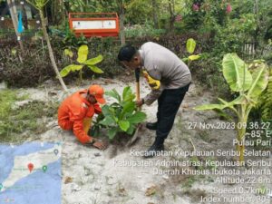 Polsek Kepulauan Seribu Selatan Gencar Tanam Bibit Pohon Bersama Warga untuk Reduksi Polusi Udara