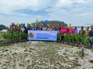 Bhabinkamtibmas Pulau Kelapa Hadiri Giat Penanaman 200 Bibit Pohon Kelapa Genjah