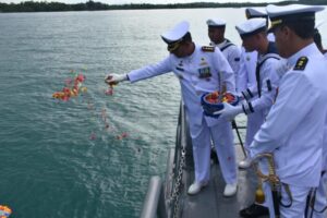 Danlanal Bintan Pimpin Upacara Tabur Bunga di Perairan Tanjung Uban Dalam Rangka Hari Armada RI Ke-78 Tahun 2023