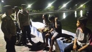 Polsek Kepulauan Seribu Utara Lakukan Patroli Dialogis Malam Rutin di Pulau Kelapa untuk Antisipasi Kenakalan Remaja