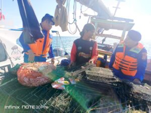 Team Patroli Satpolair Polres Kepulauan Seribu Gelar Patroli Laut Dialogis di Perairan Pulau Damar: Himbau Keselamatan Nelayan dan Sukseskan Pemilu 2024