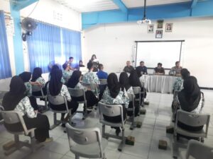 Bhabinkamtibmas Pulau Tidung Dampingi Camat Selatan Sosialisasi DPTb dan Layanan Pindah Memilih di SMKN 61