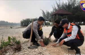 Polsek Kepulauan Seribu Selatan Ikut Serta dalam Kegiatan Penanaman Pohon “Birukan Langit Jakarta” di Pulau Pari