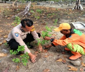 Polsek Kepulauan Seribu Utara dan Warga Bersatu Tanam Pohon demi Menyelamatkan Kualitas Udara