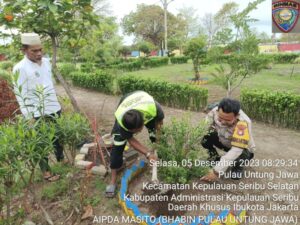 Polsek Kepulauan Seribu Selatan Galang Kegiatan Penanaman Pohon ‘Birukan Langit’ di Pulau Untung Jawa