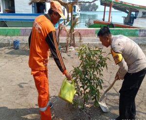 Polsek Kepulauan Seribu Utara Bersama Warga Tanam Pohon untuk Reduksi Polusi Udara