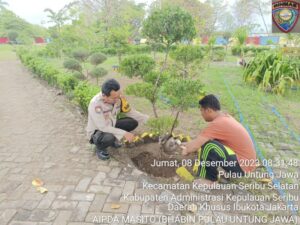 Polsek Kepulauan Seribu Selatan Gelar Kegiatan Penanaman Pohon “Birukan Langit” di Pulau Untung Jawa