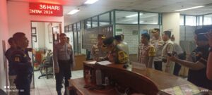 Kapolres Kepulauan Seribu dan Pejabat Utama Polres Monitoring Sortir Lipat Surat Suara Pemilu 2024 di Kantor KPU