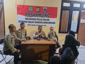 Polsek Kepulauan Seribu Utara Gelar Poskamling Bersama Warga Pulau Kelapa untuk Menciptakan Pemilu 2024 yang Aman dan Damai