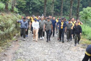 Jalin Sinergitas TNI Polri, Jajaran Kodam Jaya Hiking Bersama Polda Metro Jaya