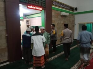 Wakapolsek dan Tim Polres Kepulauan Seribu Utara Jalankan Cooling System Subuh Keliling di Masjid Terjauh