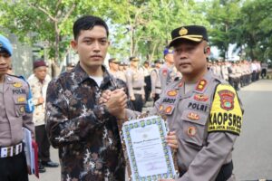 Kapolres Kepulauan Seribu Berikan Penghargaan kepada Personel Berprestasi dalam Upacara di Mako Polres Kepulauan Seribu.