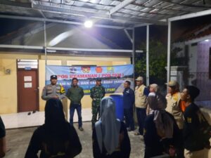 Patroli Malam Dialogis Polsek Kepulauan Seribu Selatan Bersama Tiga Pilar: Mengajak Warga Sukseskan Pemilu 2024