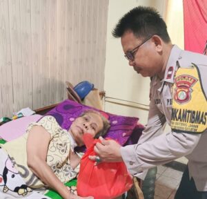 Aipda Masito Polisi Humanis Berikan Bantuan dan Semangat kepada Warga yang Sedang Sakit