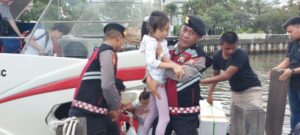 Satuan Samapta Polres Kepulauan Seribu Melaksanakan Kegiatan Pengamanan Kedatangan Warga Dan Wisatawan Dengan Humanis Di Marina Ancol