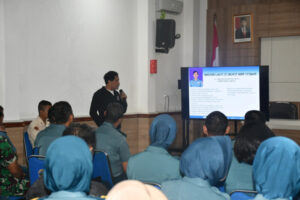 Prajurit dan PNS Lanal Bandung Terima Pengarahan Pasintel Lanal Bandung