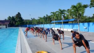 Tingkatkan Kemampuan Dasar, Lanal Lhokseumawe Laksanakan Latihan Renang