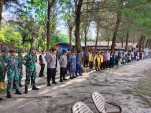 Peringati Hari Peduli Sampah Nasional, Lanal Simeulue Ikuti Kegiatan Bersih Pantai dan Pameran Daur Ulang