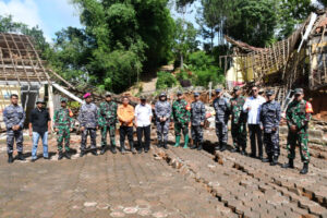 Pangkalan TNI AL Bandung Serahkan Bantuan Sosial Korban Bencana Tanah Bergerak di Kampung Cigombong Desa Cibedug Kecamatan Rongga Kabupaten Bandung Barat