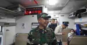 Panglima TNI Tinjau Puncak Arus Mudik Di Stasiun Pasar Senen