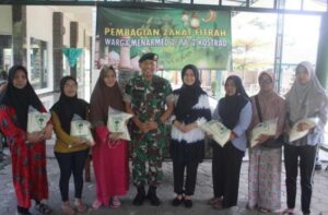 Menarmed 2 Kostrad Bagikan Zakat Fitrah Kepada Kaum Dhuafa Wilayah Sekitar Kota Malang