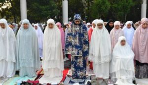 Komandan Lanal Bandung Bersama Forkopimda Provinsi Jawa Barat dan Warga Masyarakat Sholat Idul Fitri di Lapangan Gasibu Kota Bandung