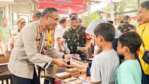 Kapolres Metro Jakarta Timur Bagikan Ratusan Nasi Box Kepada Warga Slum Area