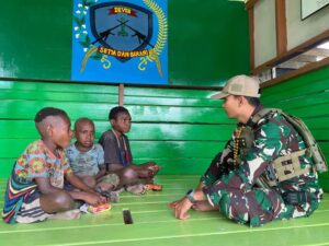 Satgas Yonif 509 Kostrad Berikan Ilmu Pendidikan Pada Anak Papua