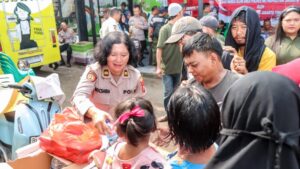 Polwan Polres Metro Jakarta Timur Berbagi Makan Kepada Masyarakat