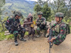 Satgas Yonif 509 Kostrad Patroli Ciptakan Rasa Aman di Intan Jaya, Papua, Sambil Berbagi Pada Masyarakat