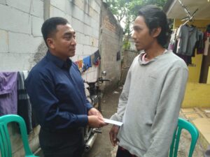 Kapolres Metro Bekasi Kota Berikan Santunan kepada Orang Tua dari Korban Pembunuhan Bocah di Bekasi