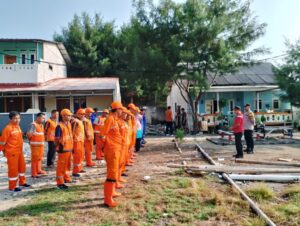 Giat Kerja Bhakti Bersama Bhabinkamtibmas dan ASN Kelurahan Pulau Pari di Pulau Lancang untuk Persiapan Idul Adha 1445 Hijriah