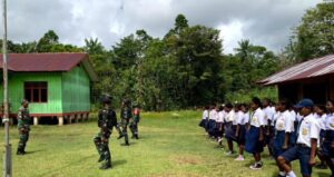 Bentuk Karakter Dan Sikap Disiplin, Babinsa Koramil 1710-06/Agimuga Latih PBB Pelajar SMPN Agimuga