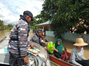 Aksi Posal Kintap dan Posal Sungai Danau Bantu Warga Terdampak Banjir di Kalimantan Selatan