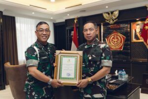 Panglima TNI Terima Pin Gajah Mada, Sebagai Simbol Warga Kehormatan Puspomad