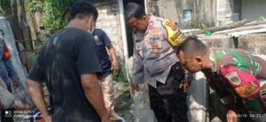 Polsek Cibinong Bersama Instansi Terkait TNI Dan Dinsos Kab Bogor Lakukan Evakuasi Terkait Penemuan Orang Terlantar di Cibinong Diduga Dibuang oleh Orang Tak Dikenal