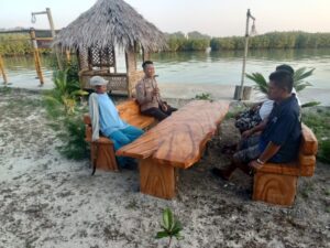 Bhabinkamtibmas Pulau Kelapa Pererat Silaturahmi dengan Warga dalam Rangka Cooling System Pasca Pemilu 2024