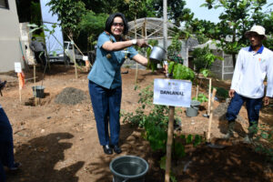 Peringati Hari Lingkungan Hidup Sedunia, Komandan Lanal Bandung Tanda Tangani Komitmen Bersama dan Pelepasan Burung serta Penanaman Pohon Bersama Forkopimda Kota Bandung